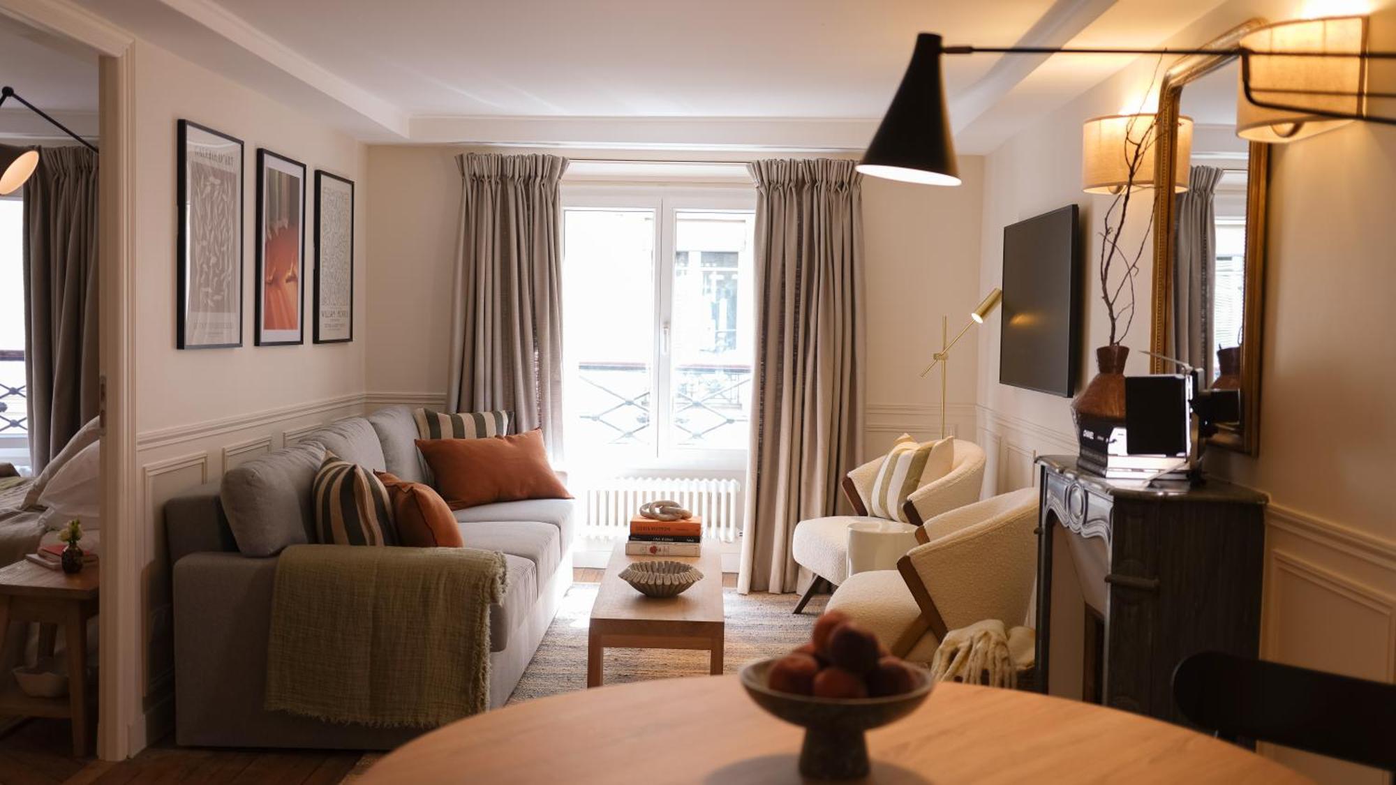 Elegance And Parisian Charm Tuileries Apartment