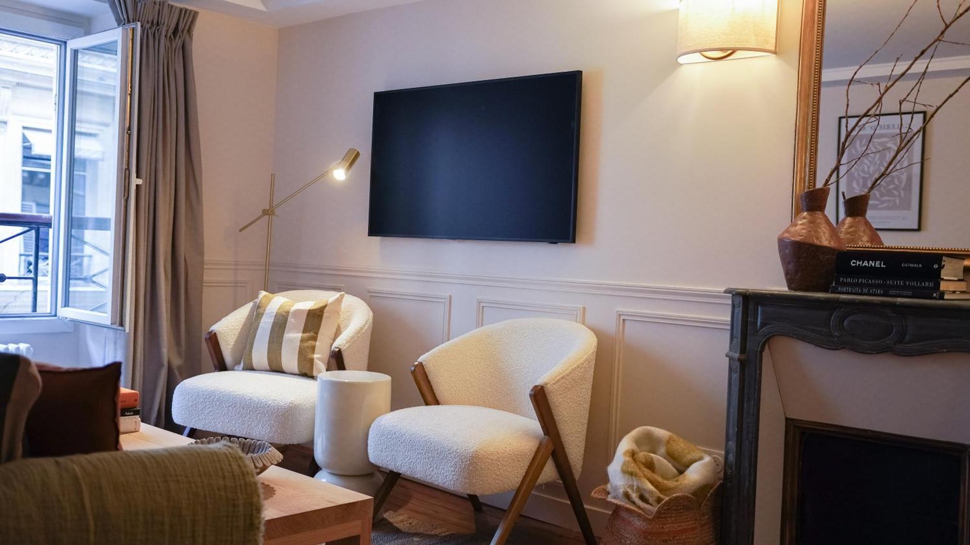 Apartment Elegance And Parisian Charm Tuileries